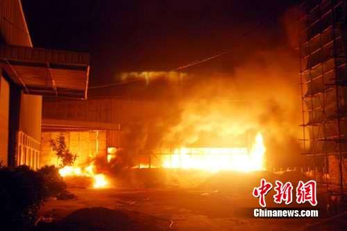 福建惠安一工厂发生大火 过火面积上千平方米